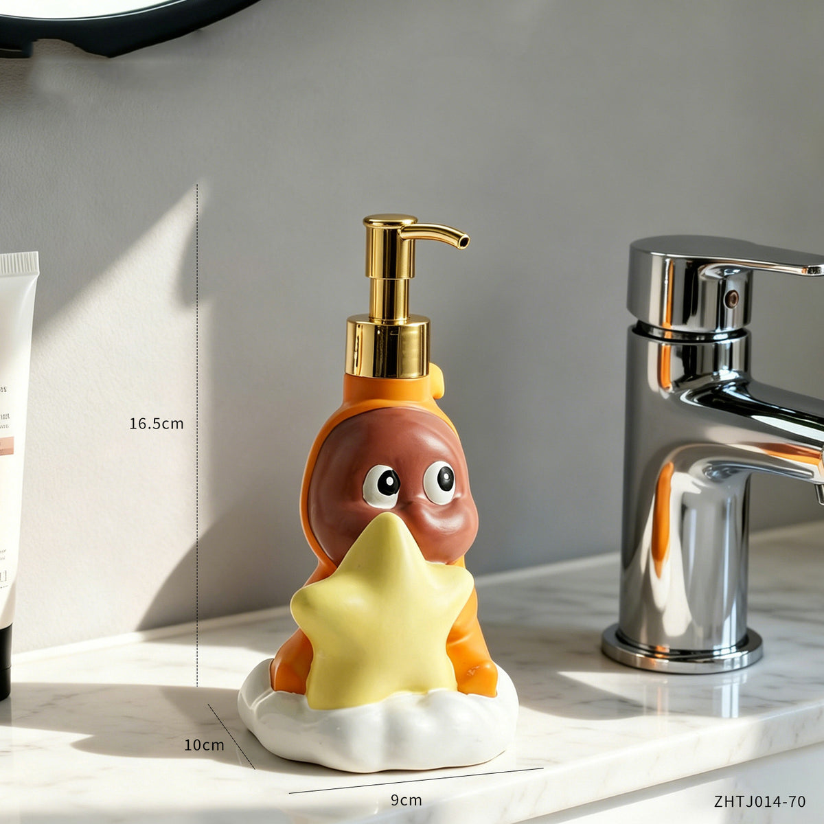 Household bathroom hand sanitizer bottle press type